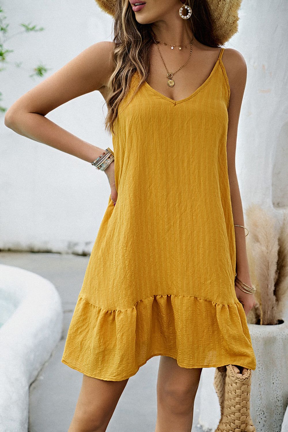 Vestido Curto em Linho com Alças Finas e Decote V